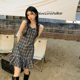 A Flounce Skirt With A Plaid Halter